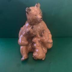 Фарфоровая статуэтка "Медведица с медвежатами "  Гжельского ФЗ