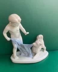 Фарфоровая статуэтка "Мальчик играет с собакой" Артель керамик