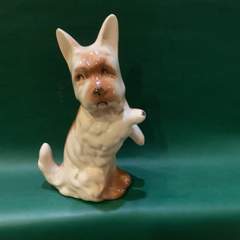 Фарфоровая статуэтка Собака без клейма.