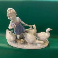 Фарфоровая статуэтка "Девочка пасёт гусей" из Германии