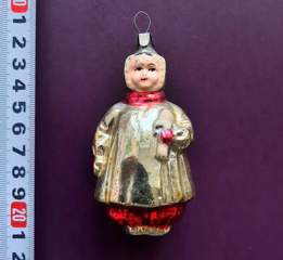 Советская ёлочная игрушка "Девочка с куклой 3"