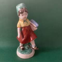 Фарфоровая статуэтка "Девочка с книгой" бронницкого ФЗ