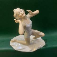 Фарфоровая статуэтка "Девушка в купальнике " из Германии