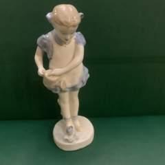 Фарфоровая статуэтка "Девочка с лейкой " Артель керамик