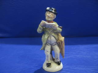 Фарфоровая статуэтка "Мужчина с книгой и зонтом" для реставрации