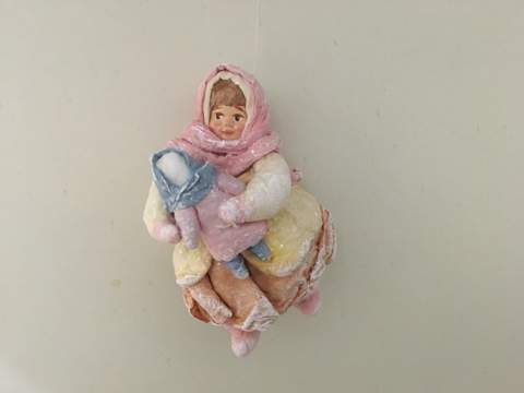 Ватная игрушка «Девочка с куклой».