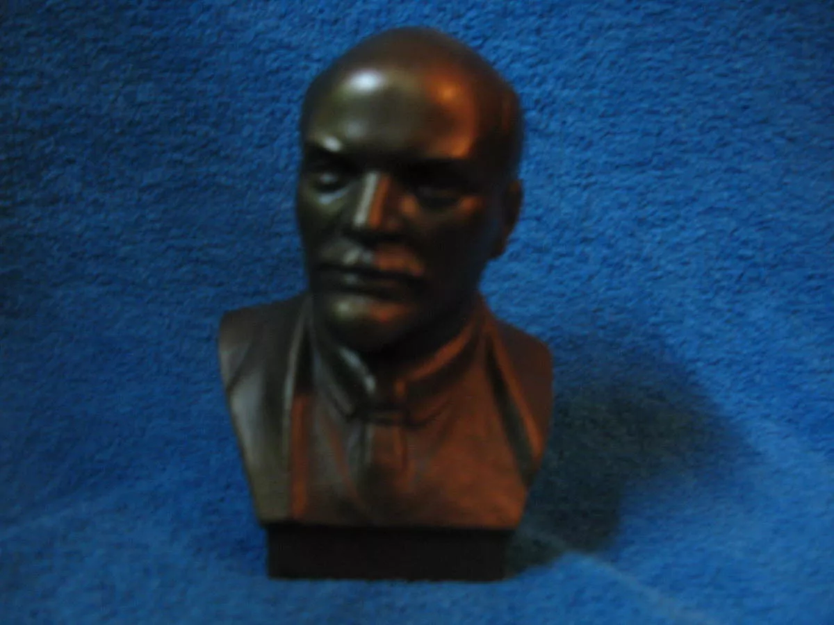 БюстЛенина, Касли