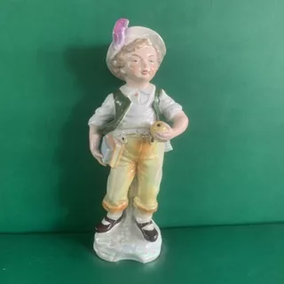 Фарфоровая статуэтка «Мальчик с яблоком»