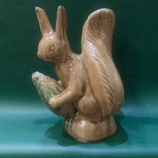 Белка с шишкой