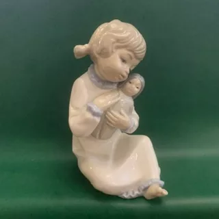 Девочка с куклой