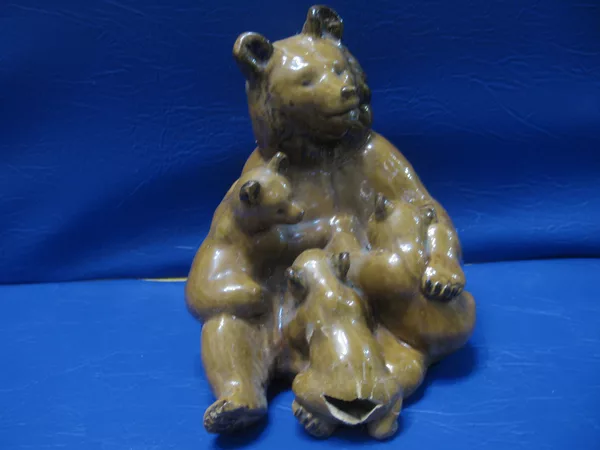 Медведица кормит медвежат